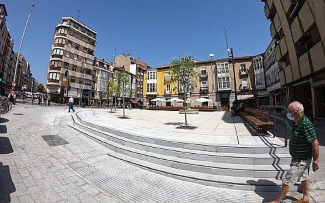 La reforma de la 'Plaza del Hospital' o la Plaza de los Guardias, frente al Hospital de Santiago, ha sido una de las propuestas materializadas por el programa Mejorando Vitoria-Gasteiz Hobetuz La reforma de la 'Plaza del Hospital' o la Plaza de los Guardias, frente al Hospital de Santiago, ha sido una de las propuestas materializadas por el programa Mejorando Vitoria-Gasteiz Hobetuz