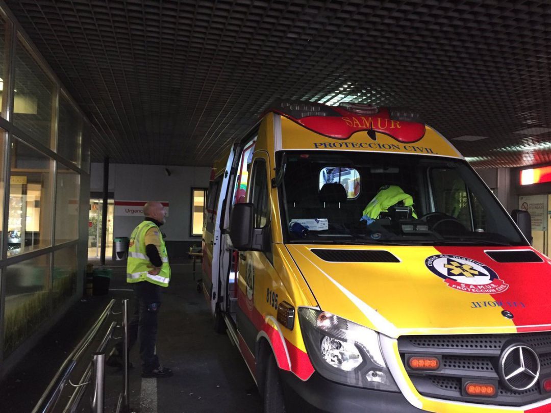 Ambulancia de Emergencias Madrid en el hospital de La Paz Ambulancia de Emergencias Madrid en el hospital de La Paz