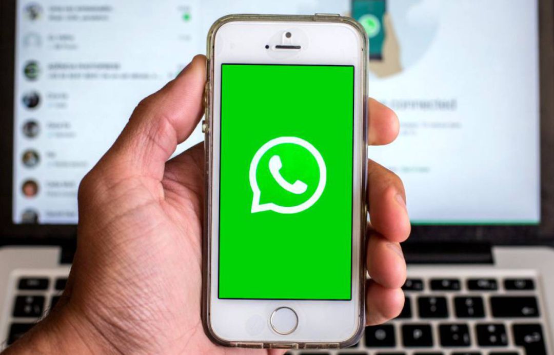 Un usuario utiliza la aplicación de WhatsApp conectada al ordenador. Un usuario utiliza la aplicación de WhatsApp conectada al ordenador.