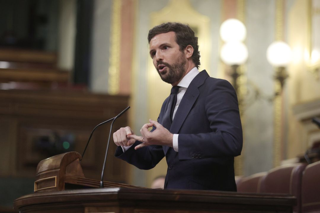 El líder del PP, Pablo Casado, interviene en una sesión de control al Gobierno en el Congreso de los Diputados, a 30 de junio de 2021, en Madrid, (España). Este pleno, que se produce pocas horas después del encuentro que el presidente del Gobierno ha mantenido con el presidente de la Generalitat de Cataluña, gira en torno a la respuesta del Ejecutivo central sobre su decisión de indultar a los condenados por el proceso independentista catalán. El presidente del Gobierno justifica su decisión tan sólo un día después de que el Tribunal de Cuentas haya ordenado a 40 ex altos cargos de la Generalitat de Cataluña abonar 5,4 millones de euros para depurar su responsabilidad contable por los presuntos fondos ilegales utilizados en la red exterior entre 2011 y 2017. El líder del PP, Pablo Casado, interviene en una sesión de control al Gobierno en el Congreso de los Diputados, a 30 de junio de 2021, en Madrid, (España). Este pleno, que se produce pocas horas después del encuentro que el presidente del Gobierno ha mantenido con el presidente de la Generalitat de Cataluña, gira en torno a la respuesta del Ejecutivo central sobre su decisión de indultar a los condenados por el proceso independentista catalán. El presidente del Gobierno justifica su decisión tan sólo un día después de que el Tribunal de Cuentas haya ordenado a 40 ex altos cargos de la Generalitat de Cataluña abonar 5,4 millones de euros para depurar su responsabilidad contable por los presuntos fondos ilegales utilizados en la red exterior entre 2011 y 2017.