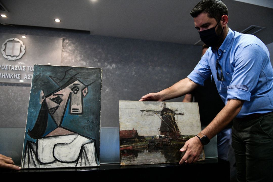 La policía griega muestra el Picasso recuperado. La policía griega muestra el Picasso recuperado.