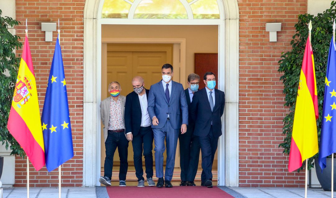El secretario general de UGT, Pepe Álvarez; el secretario general de CCOO, Unai Sordo; el presidente del Gobierno, Pedro Sánchez; el presidente de CECALE, Santiago Aparicio; y el presidente de la CEOE, Antonio Garamendi; a su llegada a la firma del acuerdo del Ejecutivo nacional con los agentes sociales para reformar las pensiones. El secretario general de UGT, Pepe Álvarez; el secretario general de CCOO, Unai Sordo; el presidente del Gobierno, Pedro Sánchez; el presidente de CECALE, Santiago Aparicio; y el presidente de la CEOE, Antonio Garamendi; a su llegada a la firma del acuerdo del Ejecutivo nacional con los agentes sociales para reformar las pensiones.