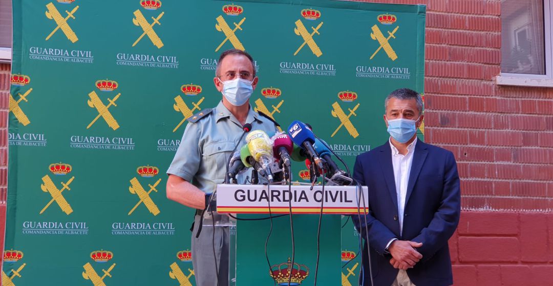 El teniente coronel jefe de la Comandancia de la Guardia Civil de Albacete, Jesús Manuel Rodrigo, y, a la derecha, el subdelegado de Gobierno, Miguel Juan Espinosa en la Comandancia de la Guardia Civil (Albacete) El teniente coronel jefe de la Comandancia de la Guardia Civil de Albacete, Jesús Manuel Rodrigo, y, a la derecha, el subdelegado de Gobierno, Miguel Juan Espinosa en la Comandancia de la Guardia Civil (Albacete)