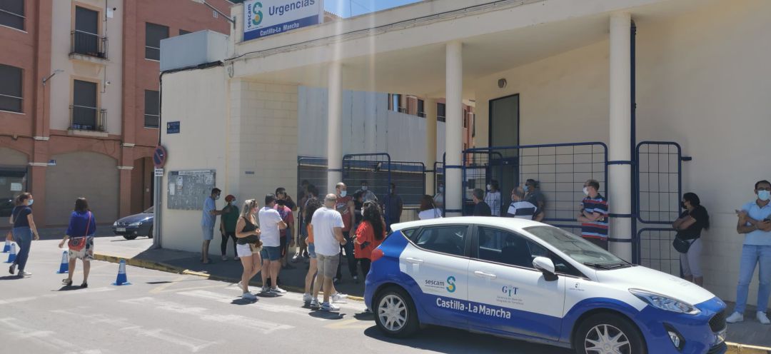 Ciudadanía esperando la vacunación en el centro de salud Ciudadanía esperando la vacunación en el centro de salud