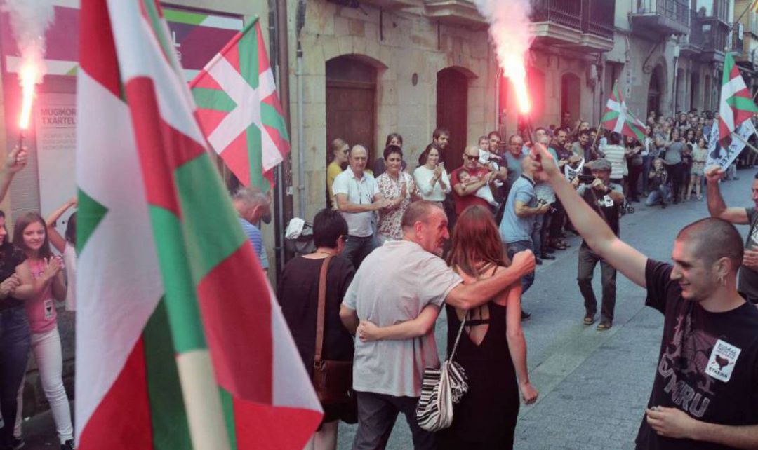 En total, el colectivo de víctimas ha registrado en lo que va de año en el Observatorio de Radicalización, 64 actos de apoyo a ETA, frente a los 124 documentados en el mismo periodo de 2020 lo que supone una reducción del 51 %.
En total, el colectivo de víctimas ha registrado en lo que va de año en el Observatorio de Radicalización, 64 actos de apoyo a ETA, frente a los 124 documentados en el mismo periodo de 2020 lo que supone una reducción del 51 %.