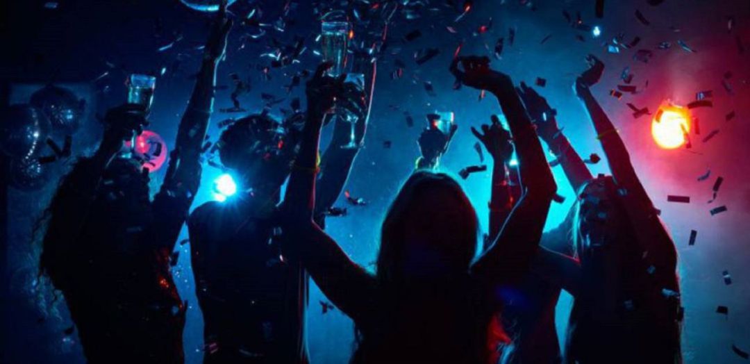 Jóvenes de fiesta en una discoteca
Jóvenes de fiesta en una discoteca