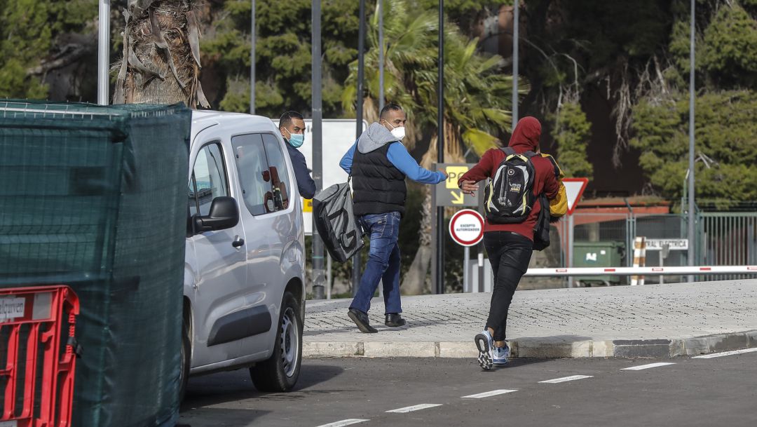 Tres inmigrantes salen del aeropuerto de Manises el 11 de diciembre de 2020, en València, España. Archivo. Tres inmigrantes salen del aeropuerto de Manises el 11 de diciembre de 2020, en València, España. Archivo.
