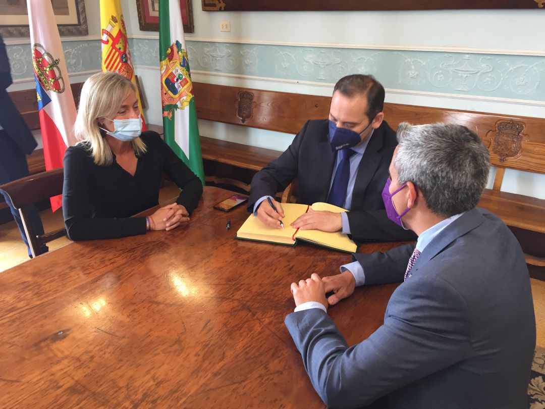 El ministro José Luis Ábalos re reúne con la alcaldesa y el vicepresidente regional. El ministro José Luis Ábalos re reúne con la alcaldesa y el vicepresidente regional.