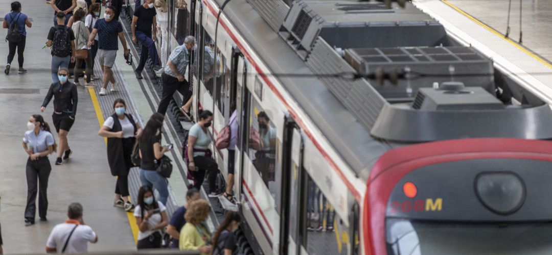 Viajeros suben a un tren de cercanías Viajeros suben a un tren de cercanías