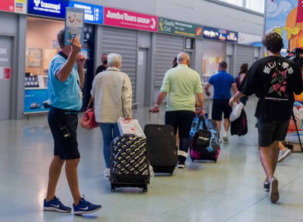 Pasajeros procedentes de un vuelo con origen Gran Bretaña salen del Aeropuerto de Ibiza, a 30 de junio de 2021, en Ibiza, Islas Baleares, (España). El pasado 24 de junio, las autoridades de Reino Unido anunciaron que Baleares pasaba a ser incluido en su lista verde de viajes de riesgo por la COVID-19, una medida que hoy ha entrado en vigor y que supone que los turistas que regresen al país no tengan que someterse a una cuarentena. 30 JUNIO 2021;IBIZA;ISLAS BALEARES;VIAJE;TURISMO;GRAN BRETAÑA;TURISTAS;PANDEMIA;AEROPUERTO DE IBIZA;COVID-19 Germán Lama / Europa Press 30/06/2021