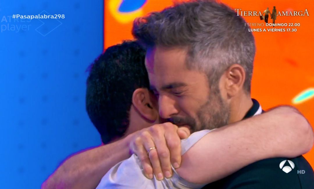 Roberto Leal se abraza a Pablo tras su victoria en el 'Rosco'. Roberto Leal se abraza a Pablo tras su victoria en el 'Rosco'.