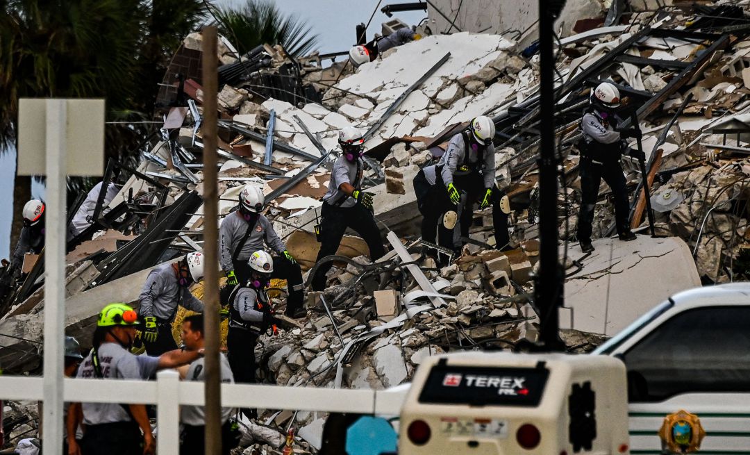 Los escombros del edificio de Miami tras su derrumbe. Los escombros del edificio de Miami tras su derrumbe.