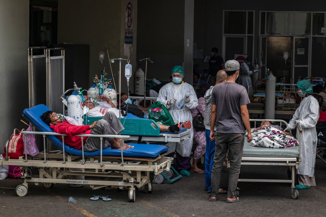 Pacientes en el exterior de un hospital desbordado en Java, Indonesia Pacientes en el exterior de un hospital desbordado en Java, Indonesia