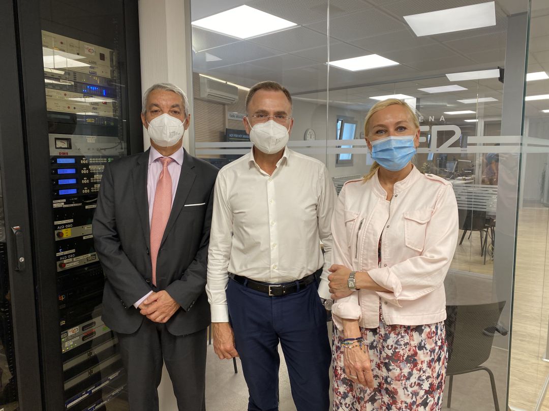 Mónica Rius, junto al director del Grupo Radio Aranda, Fernando Berzosa, y el responsable de comunicación de Michelin Mónica Rius, junto al director del Grupo Radio Aranda, Fernando Berzosa, y el responsable de comunicación de Michelin