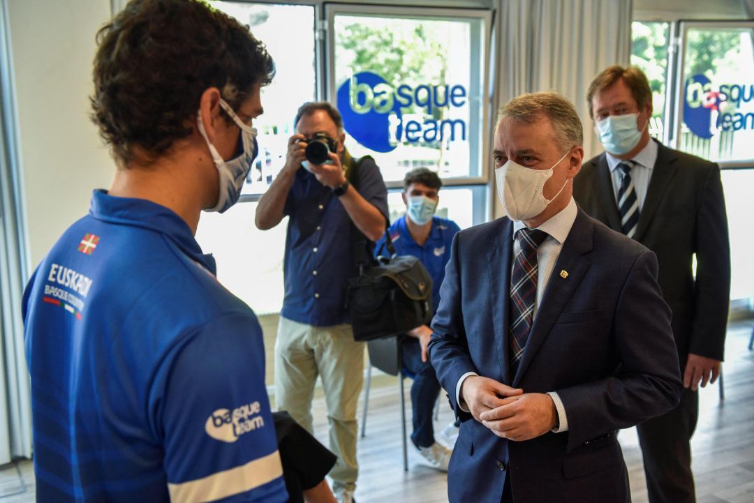 -El lehendakari Iñigo Urkullu (c), acompañado del consejero Bingen Zupiria (d), ha despedido este viernes a una representación de deportistas vascos que acudirá a los Juegos Olímpicos y Paralímpicos de Tokio. -El lehendakari Iñigo Urkullu (c), acompañado del consejero Bingen Zupiria (d), ha despedido este viernes a una representación de deportistas vascos que acudirá a los Juegos Olímpicos y Paralímpicos de Tokio.