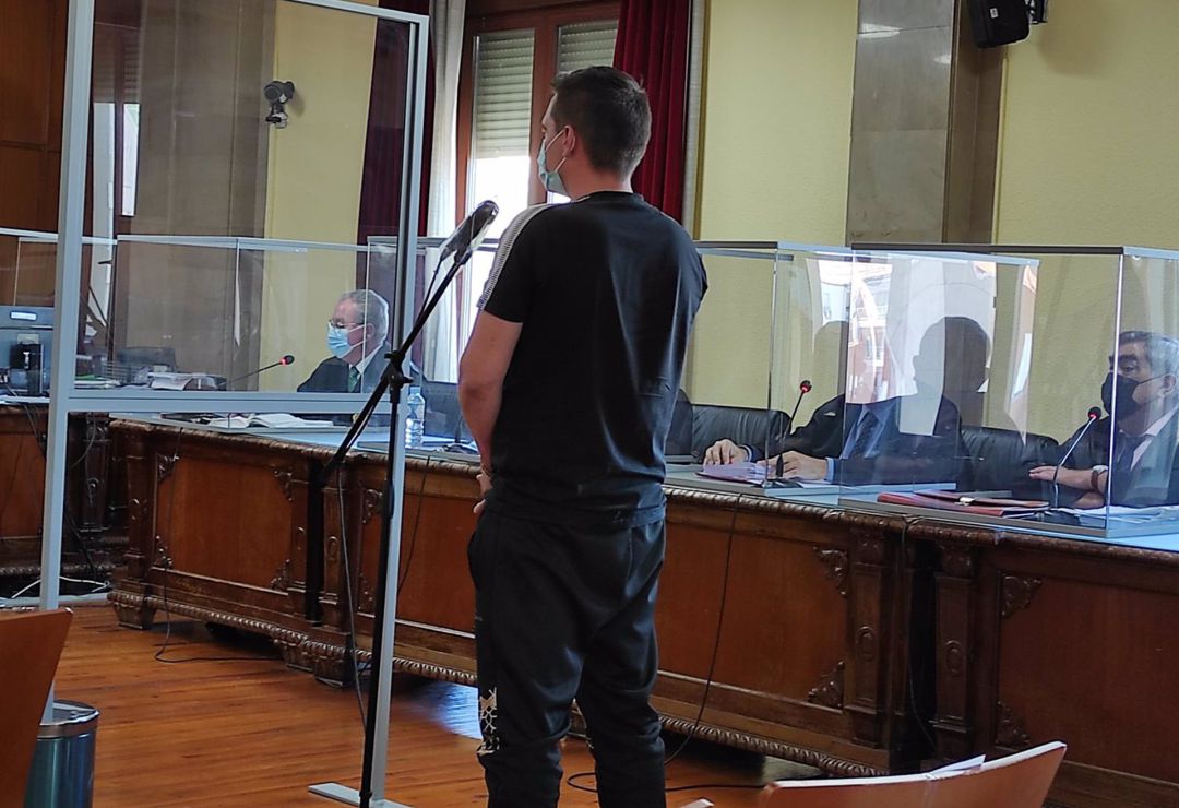 El acusado, frente al juez, durante las sesiones en la Audiencia de Jaén para dilucidar su culpabilidad o inocencia El acusado, frente al juez, durante las sesiones en la Audiencia de Jaén para dilucidar su culpabilidad o inocencia