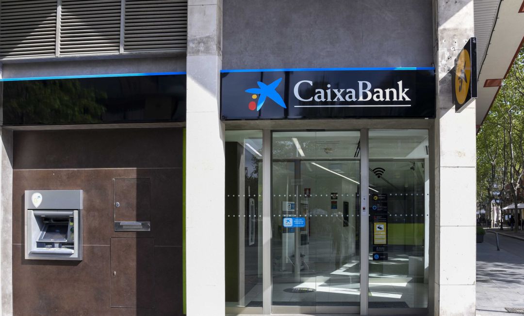 Cambio de la rotulación en una oficina de Bankia, ahora de CaixaBank.
CAIXABANK
Cambio de la rotulación en una oficina de Bankia, ahora de CaixaBank.
CAIXABANK