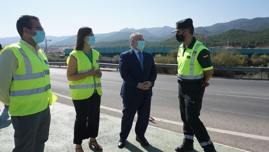 José Vélez, acompañado de la jefa Provincial de Tráfico, Virginia Jerez, y del comandante de la Agrupación de Tráfico de la Guardia Civil, José Ángel Jurado José Vélez, acompañado de la jefa Provincial de Tráfico, Virginia Jerez, y del comandante de la Agrupación de Tráfico de la Guardia Civil, José Ángel Jurado