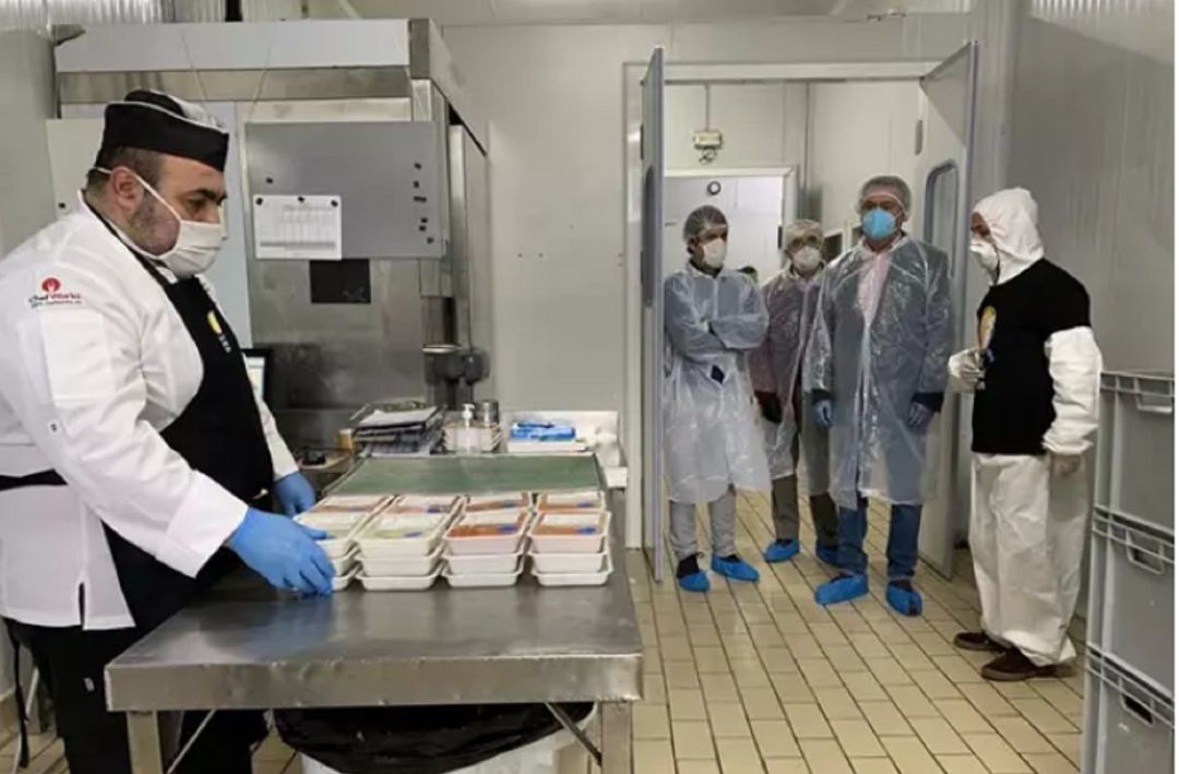 Cocina donde se elaboraban los menús de la iniciativa solidaria #ChefsforSpain del chef José Andrés Cocina donde se elaboraban los menús de la iniciativa solidaria #ChefsforSpain del chef José Andrés