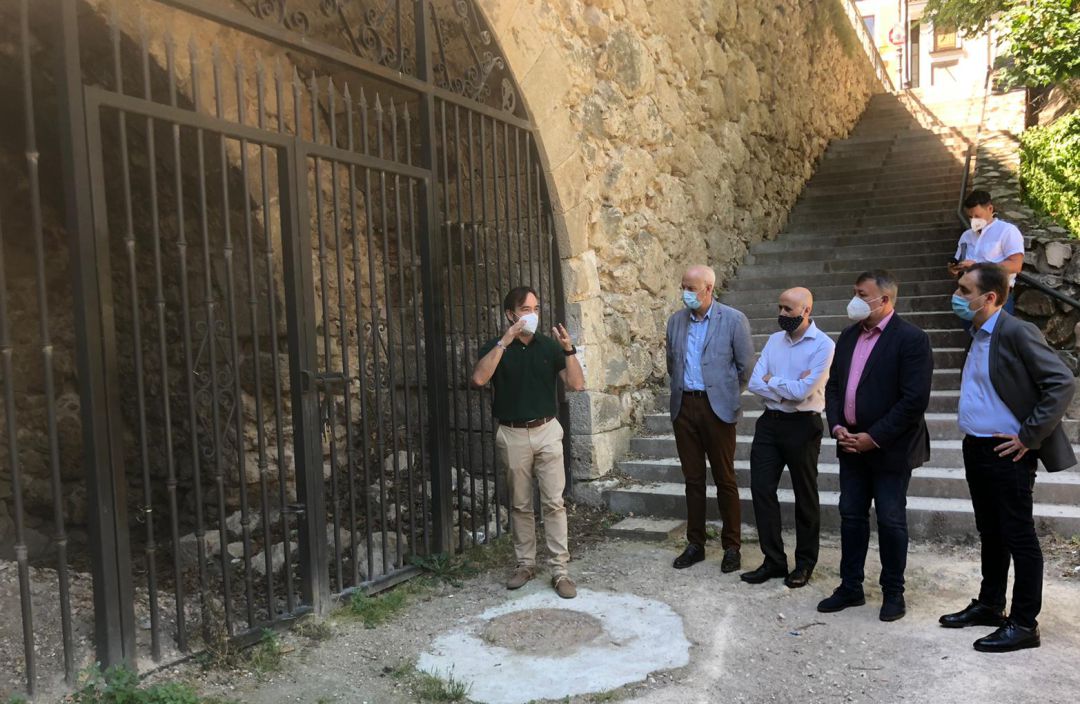 El Ayuntamiento comunicará ambos lados del puente aprovechando el arco ciego ya existente El Ayuntamiento comunicará ambos lados del puente aprovechando el arco ciego ya existente