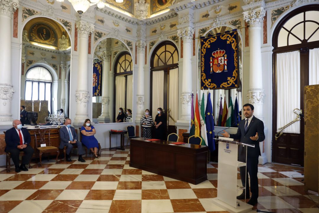 El ministro de Consumo, Alberto Garzón, interviene en el acto junto al Consejero de Salud y Consumo, Jesús Aguirre , la vicepresidenta de la Diputación, Natacha Rivas y el alcalde de Málaga, Francisco De la Torre
El ministro de Consumo, Alberto Garzón, interviene en el acto junto al Consejero de Salud y Consumo, Jesús Aguirre , la vicepresidenta de la Diputación, Natacha Rivas y el alcalde de Málaga, Francisco De la Torre