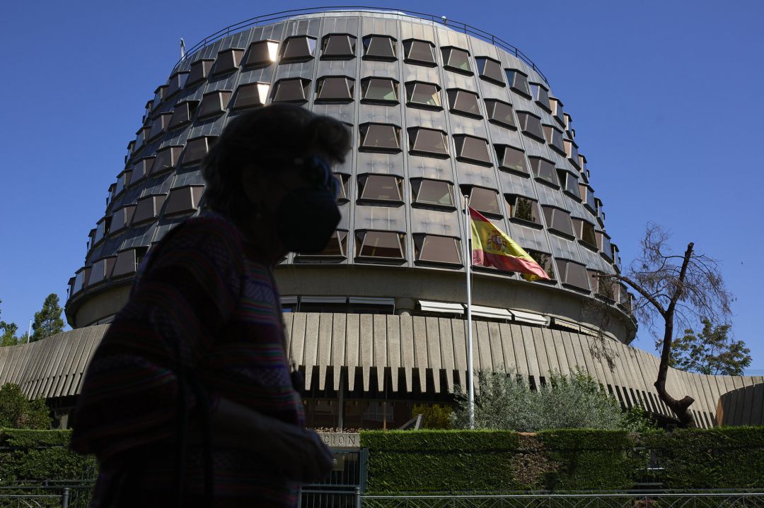 Una persona camina por las inmediaciones del Tribunal Constitucional. Una persona camina por las inmediaciones del Tribunal Constitucional.