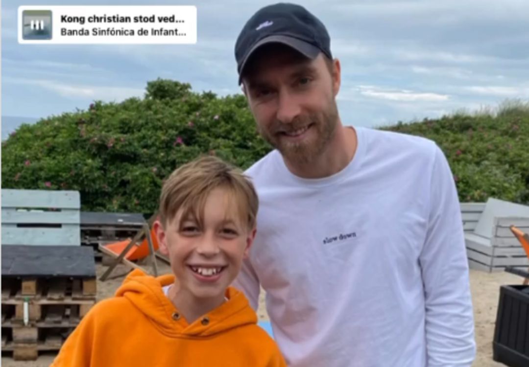 Christian Eriksen posa con un joven aficionado Christian Eriksen posa con un joven aficionado