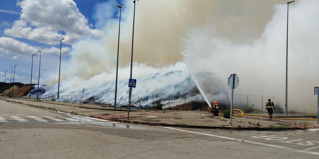 Los bomberos sofocaron las llamas y minimizaron el humo de la combustión Los bomberos sofocaron las llamas y minimizaron el humo de la combustión
