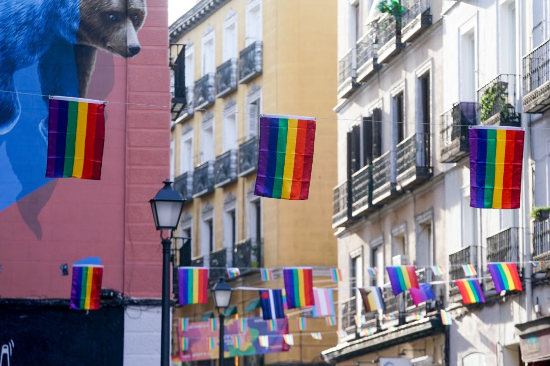 Las calles del madrileño barrio de Chueca, uno de los más abiertos de la capital y de ambiente LGTBI, luce cientos de banderas arco iris para celebrar el Chueca´s Pride, a 25 de junio de 2021, en Madrid (España). El Chueca’s Pride, marca el pistoletazo de Las calles del madrileño barrio de Chueca, uno de los más abiertos de la capital y de ambiente LGTBI, luce cientos de banderas arco iris para celebrar el Chueca´s Pride, a 25 de junio de 2021, en Madrid (España). El Chueca’s Pride, marca el pistoletazo de