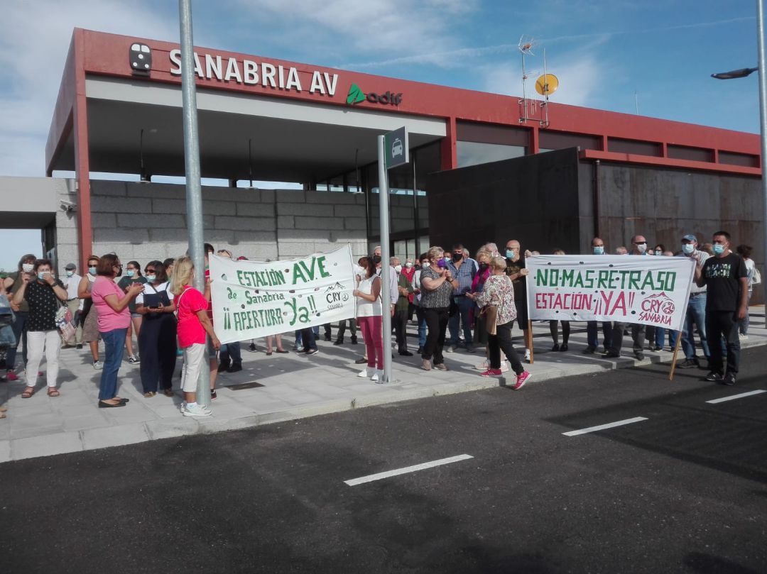 Protesta ante la estación de Otero de Sanabria Protesta ante la estación de Otero de Sanabria