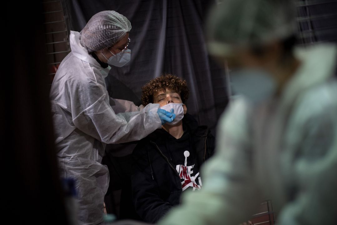 Las personas jóvenes presentan un menor riesgo de padecer la enfermedad con hospitalización. Las personas jóvenes presentan un menor riesgo de padecer la enfermedad con hospitalización.