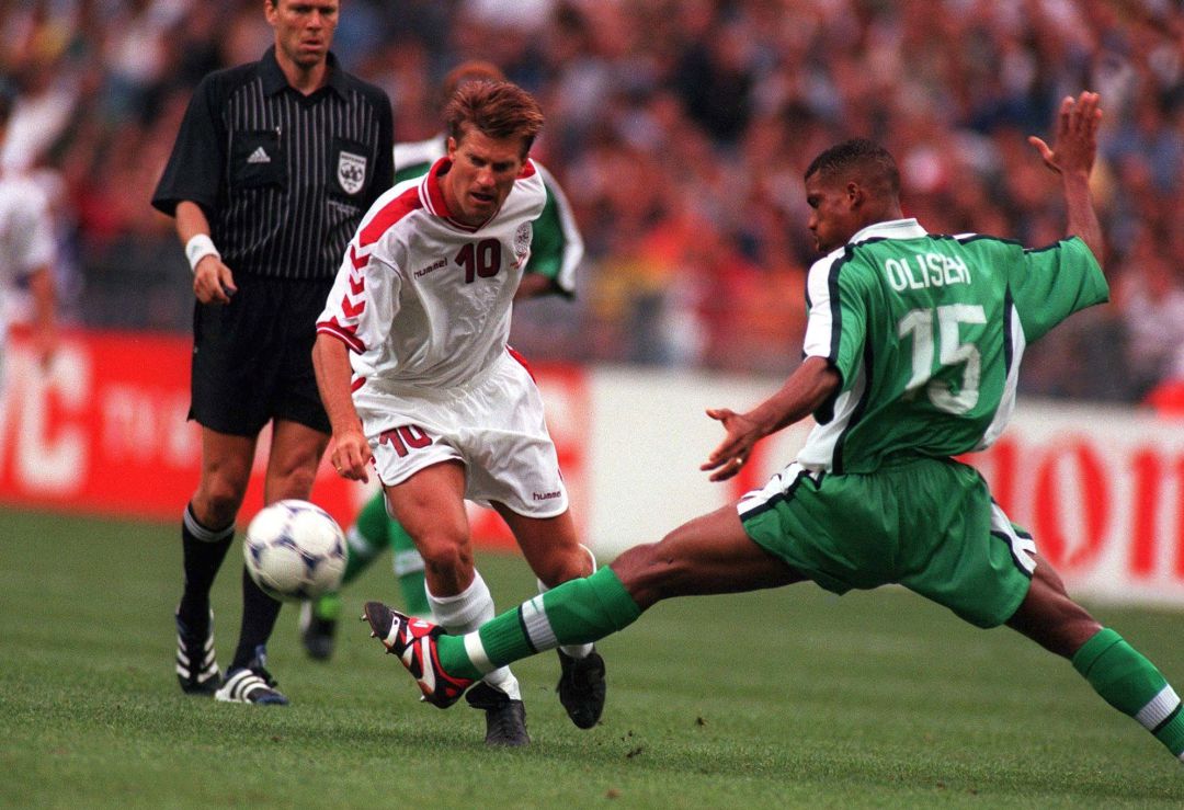 Michael Laudrup defendiendo a la selección danesa Michael Laudrup defendiendo a la selección danesa