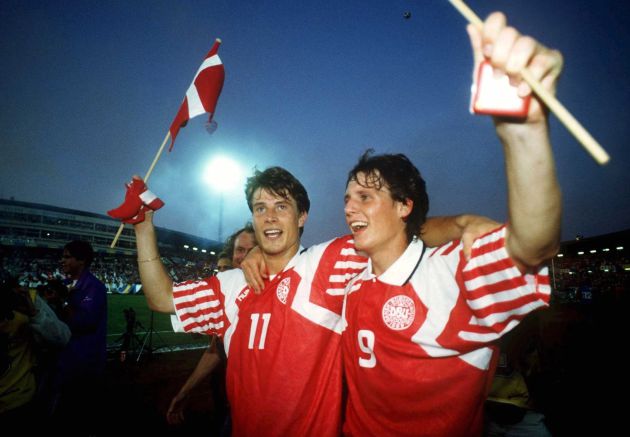 Brian Laudrup celebra el título de campeón de Europa con Dinamarca Brian Laudrup celebra el título de campeón de Europa con Dinamarca