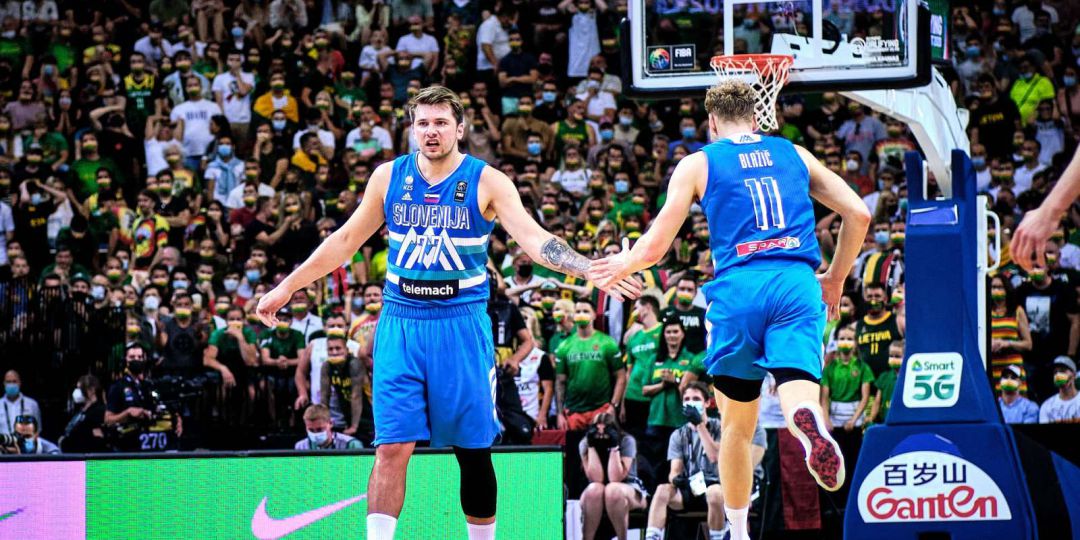 Doncic saluda a un compañero durante el partido ante Lituania en Kaunas Doncic saluda a un compañero durante el partido ante Lituania en Kaunas