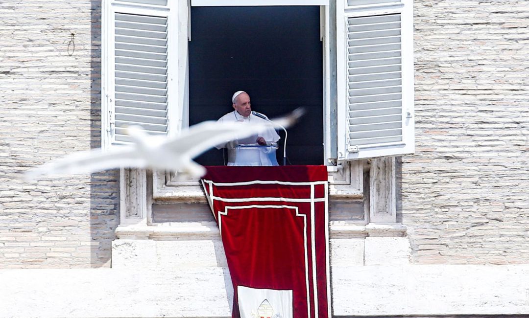 El papa Francisco recita la oración del Angelus desde la ventana de su estudio, este domingo, en la plaza de San Pedro del Vaticano. El papa Francisco recita la oración del Angelus desde la ventana de su estudio, este domingo, en la plaza de San Pedro del Vaticano.