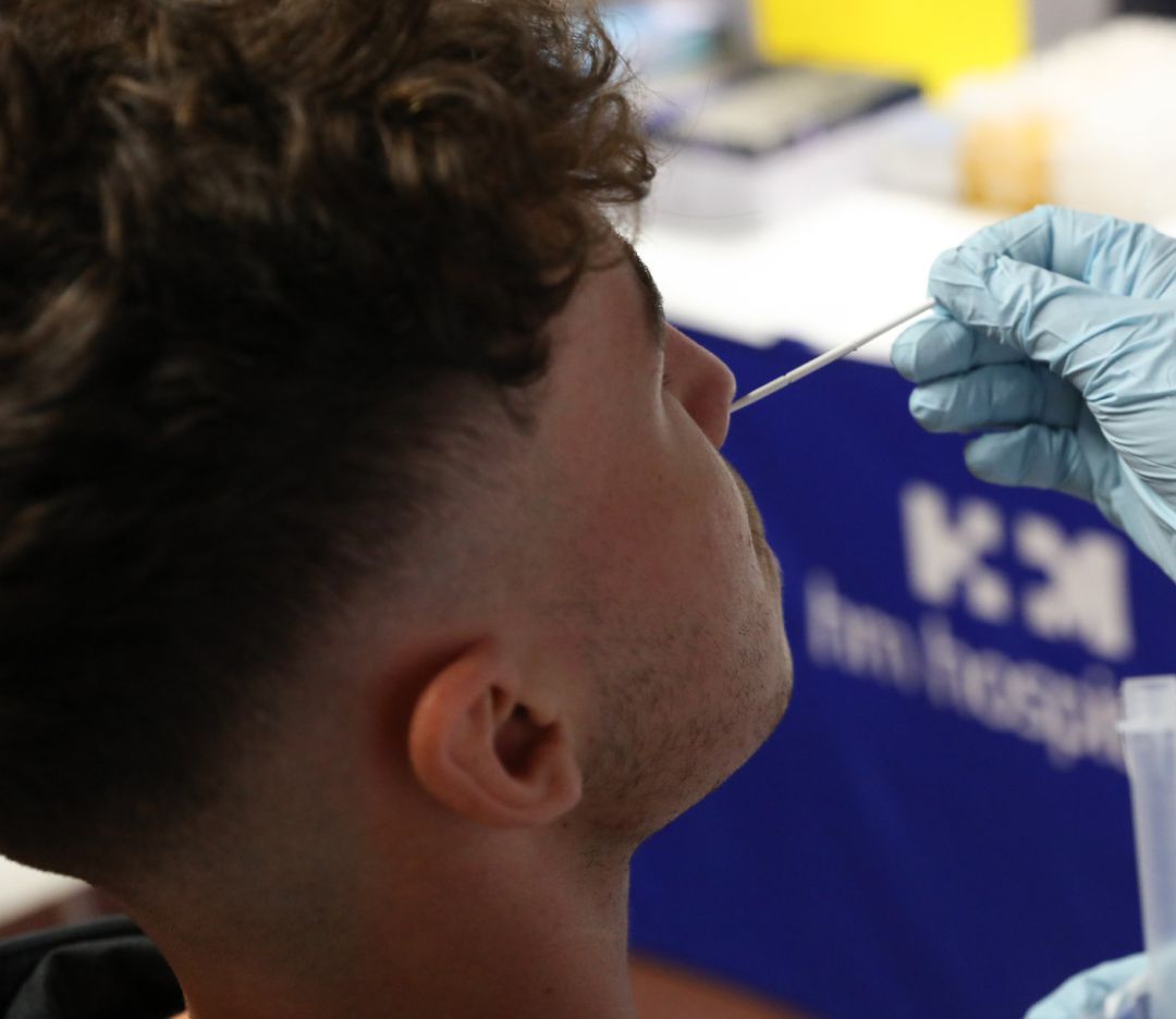 Un sanitario realiza un test de antígenos. Un sanitario realiza un test de antígenos.