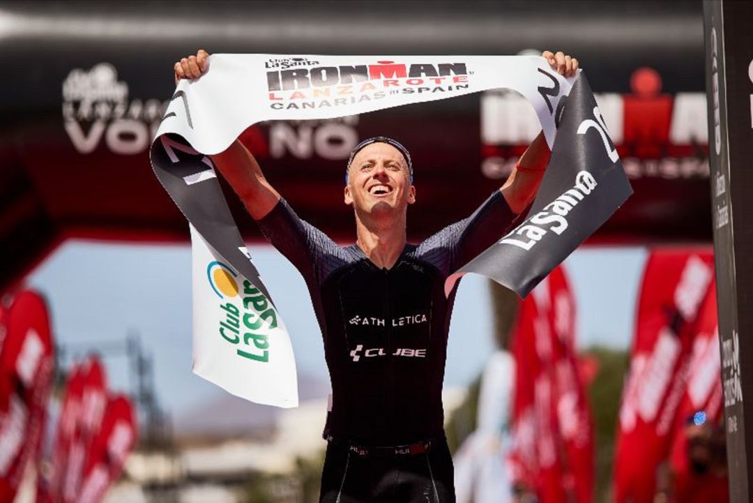 Andi Boecherer entrando en la línea de meta como ganador del Ironman Lanzarote 2021. Andi Boecherer entrando en la línea de meta como ganador del Ironman Lanzarote 2021.