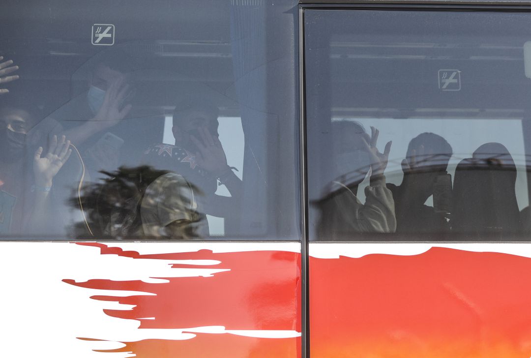 Los jóvenes procedentes de Mallorca en el autobús, después de llegar al puerto de Valencia del ferry donde viajaban Los jóvenes procedentes de Mallorca en el autobús, después de llegar al puerto de Valencia del ferry donde viajaban