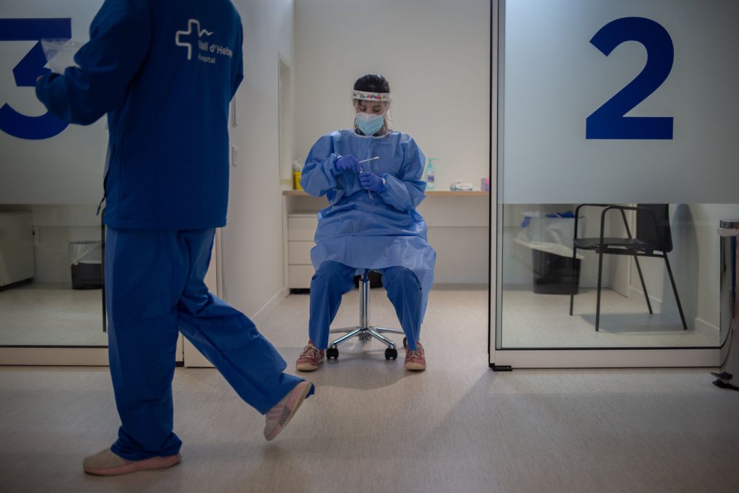 Una profesional sanitaria sostiene muestras de pruebas PCR en una imagen de archivo Una profesional sanitaria sostiene muestras de pruebas PCR en una imagen de archivo