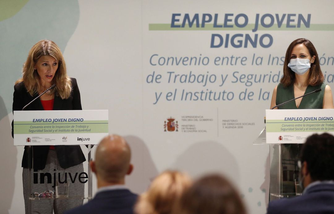 La ministra de Trabajo, Yolanda Díaz (i), y la ministra de Derechos Sociales, Ione Belarra (d), comparecen ante la prensa con motivo de la firma de un convenio que facilitará realizar acciones de colaboración conjunta entre la Inspección de Trabajo y Seguridad Social e Injuve para mejorar las condiciones laborales de las personas jóvenes. La ministra de Trabajo, Yolanda Díaz (i), y la ministra de Derechos Sociales, Ione Belarra (d), comparecen ante la prensa con motivo de la firma de un convenio que facilitará realizar acciones de colaboración conjunta entre la Inspección de Trabajo y Seguridad Social e Injuve para mejorar las condiciones laborales de las personas jóvenes.