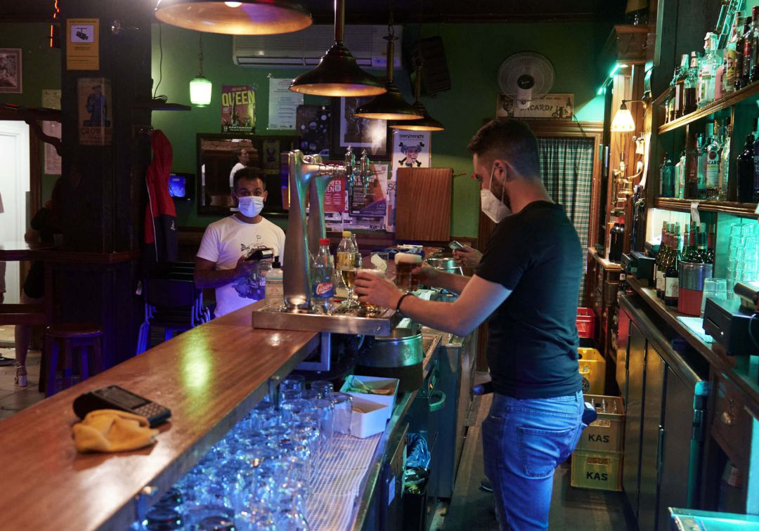 Un camarero en un local de ocio nocturno, antes de su cierre a medianoche, a 3 de julio de 2021, en Santander, Cantabria (España). Un camarero en un local de ocio nocturno, antes de su cierre a medianoche, a 3 de julio de 2021, en Santander, Cantabria (España).