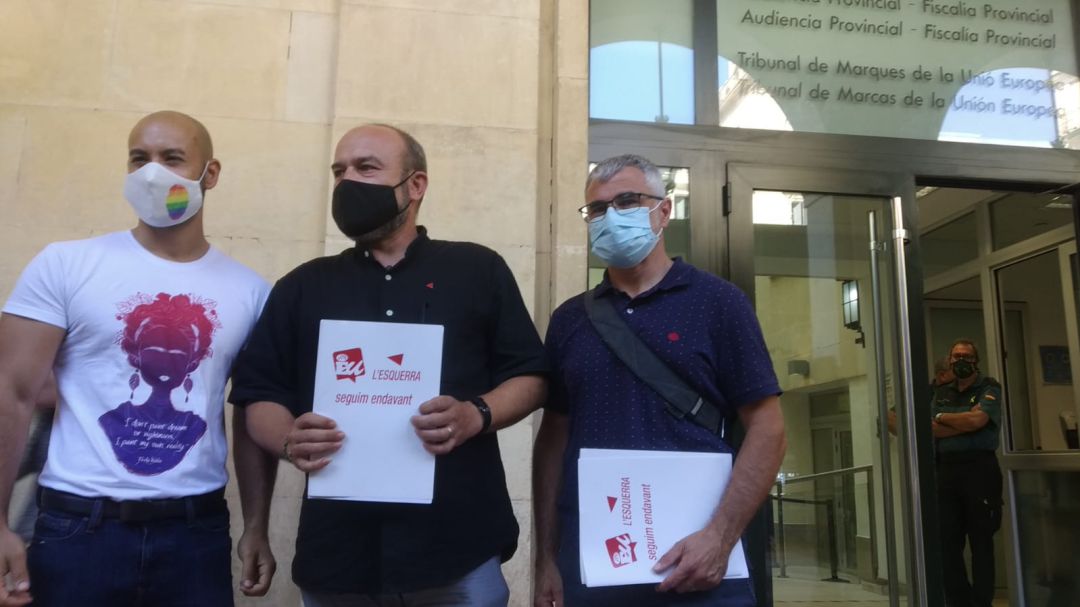 Xavier López, portavoz de Unidas Podemos, junto a Manolo Copé, de Esquerra Unida, este lunes a las puertas de la Fiscalía Xavier López, portavoz de Unidas Podemos, junto a Manolo Copé, de Esquerra Unida, este lunes a las puertas de la Fiscalía