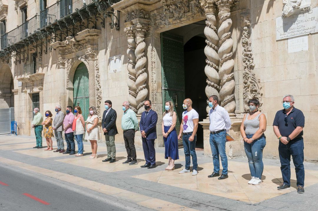 Foto del minuto de silencio esta mañana en el Ayuntamiento de Alicante Foto del minuto de silencio esta mañana en el Ayuntamiento de Alicante