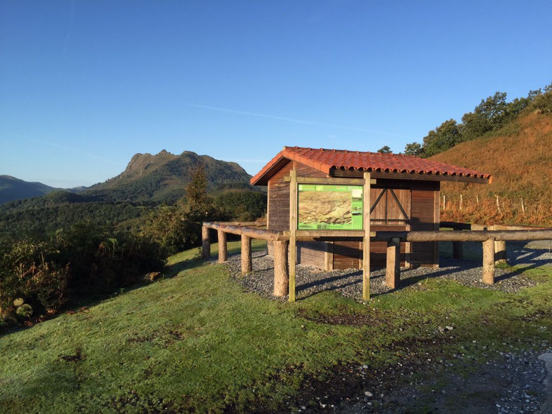 El Punto de Información de Lapurriturri situado en el Parque Natural de Aiako Harria El Punto de Información de Lapurriturri situado en el Parque Natural de Aiako Harria
