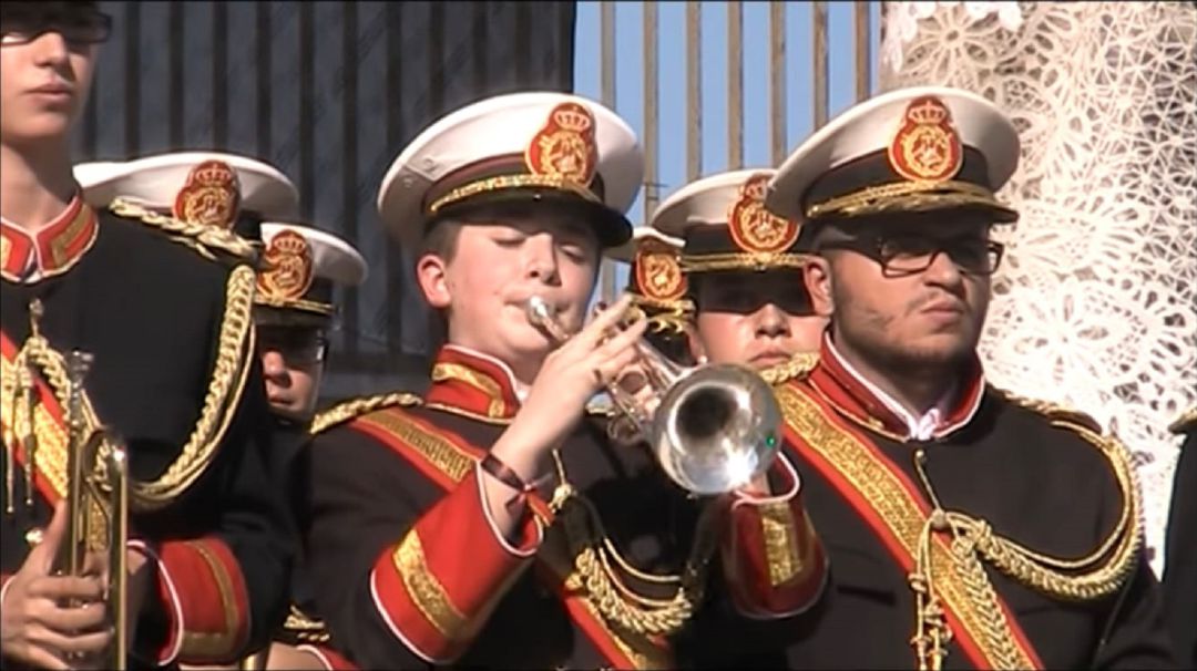 Juan Sánchez, en el centro, interpretando un solo, en sus primero años, con la Agrupación Musicla Arroquia Martínez Juan Sánchez, en el centro, interpretando un solo, en sus primero años, con la Agrupación Musicla Arroquia Martínez
