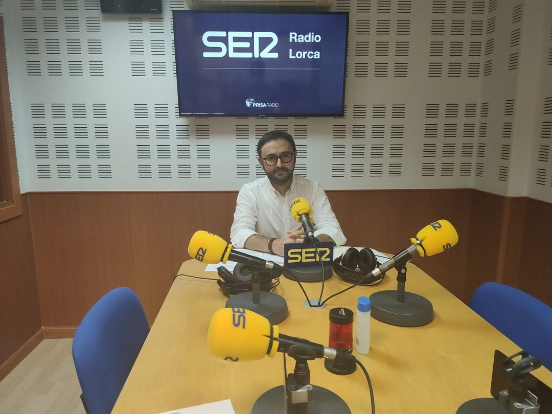 Isidro Abellán, concejal de Hacienda de Lorca en los estudios de Radio Lorca Cadena SER. Isidro Abellán, concejal de Hacienda de Lorca en los estudios de Radio Lorca Cadena SER.