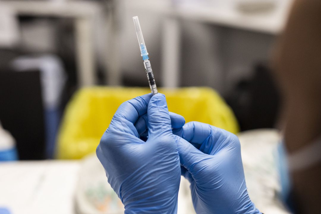 Un sanitario sostiene una dosis de la vacuna de Pfizer. Un sanitario sostiene una dosis de la vacuna de Pfizer.