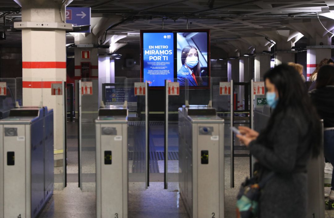 Una persona camina en la estación de metro de Sol, a 3 de mayo de 2021, en Madrid. Una persona camina en la estación de metro de Sol, a 3 de mayo de 2021, en Madrid.