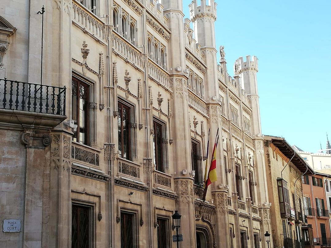 Archivo - La fachada del edificio del Consell de Mallorca, en la calle Palau Reial. Archivo - La fachada del edificio del Consell de Mallorca, en la calle Palau Reial.