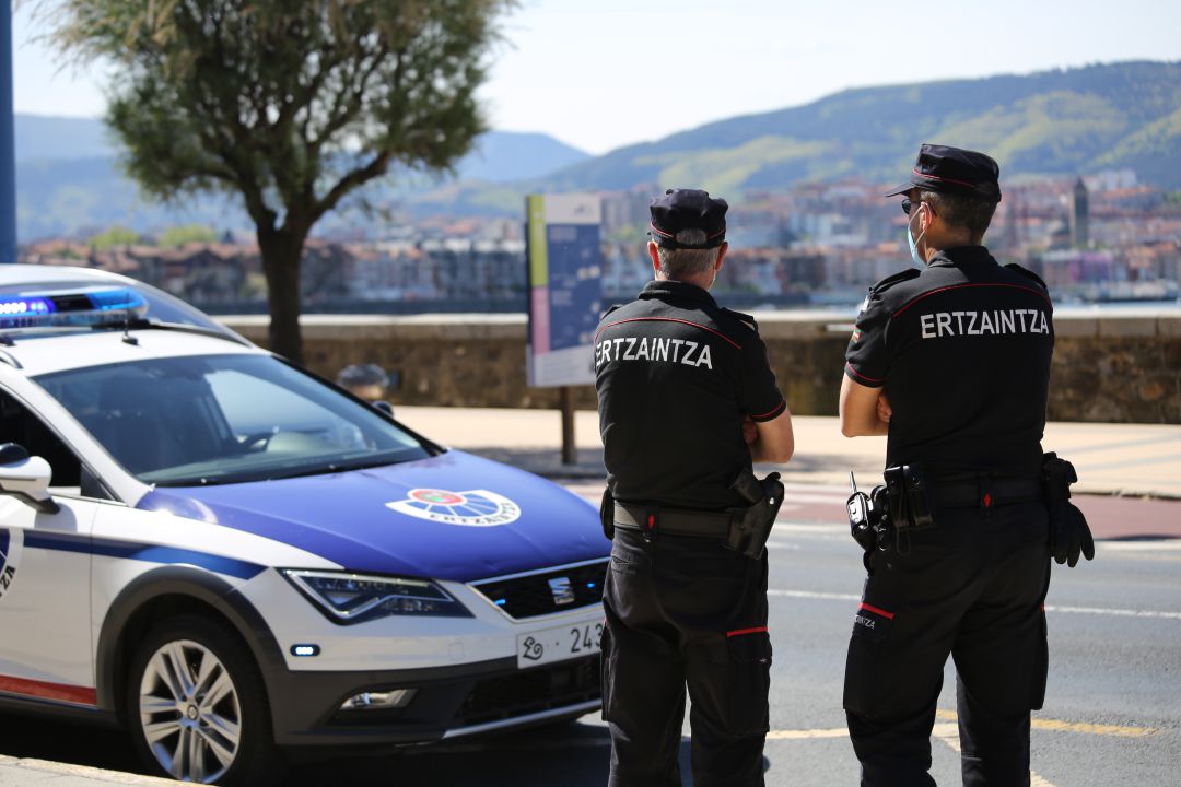 Dos agentes de la Ertzaintza junto a un coche patrulla, en una imagen de archivo Dos agentes de la Ertzaintza junto a un coche patrulla, en una imagen de archivo